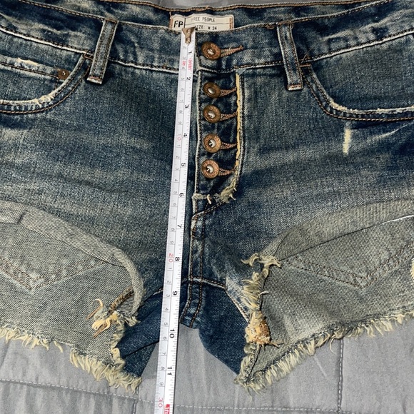 Free People Runaway Cutoff Exposed Button Fly Distressed Raw Hem Shorts Size 24 - Picture 6 of 11